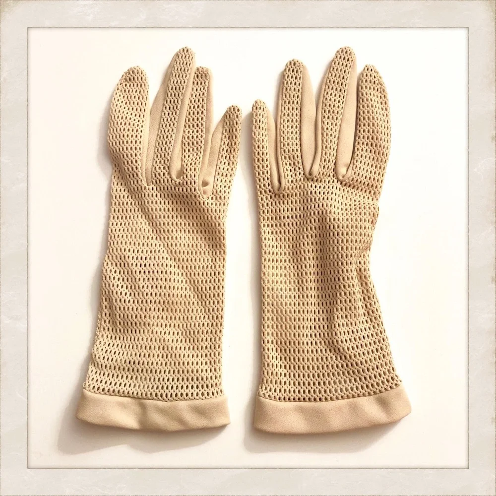 Vintage French Fishnet Gloves, Cream Net  😍